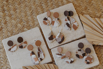 braune Terrazzo Tropfen-Ohrringe aus Polymer Ton