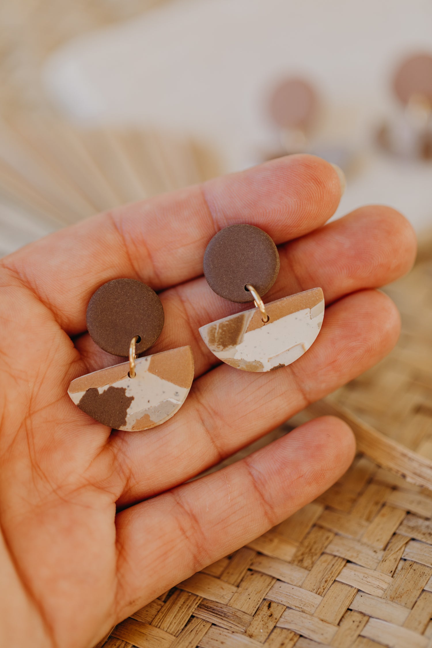 braune halbrunde Terrazzo Ohrringe aus Polymer Ton