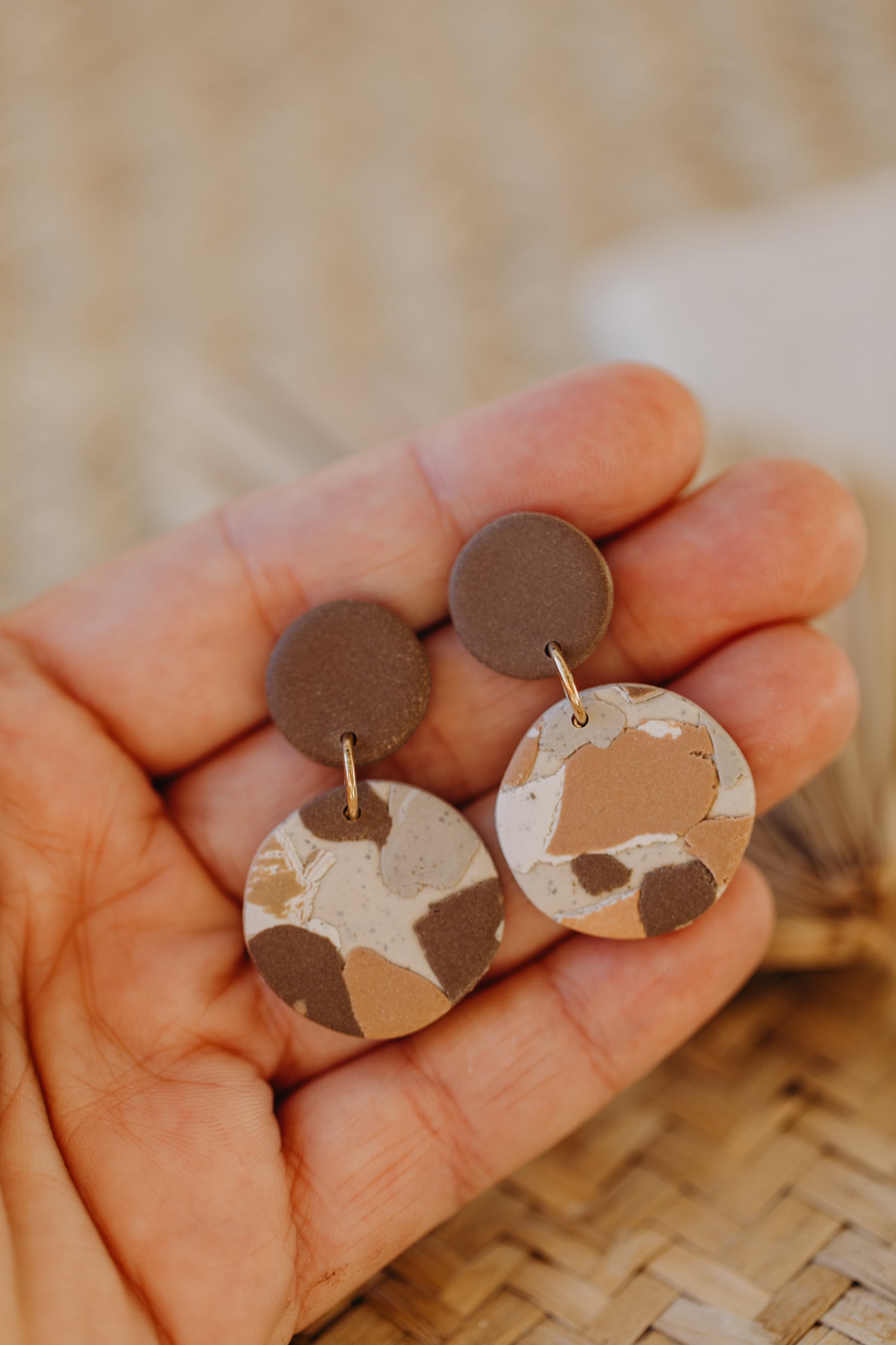 braune runde Terrazzo Ohrringe aus Polymer Ton