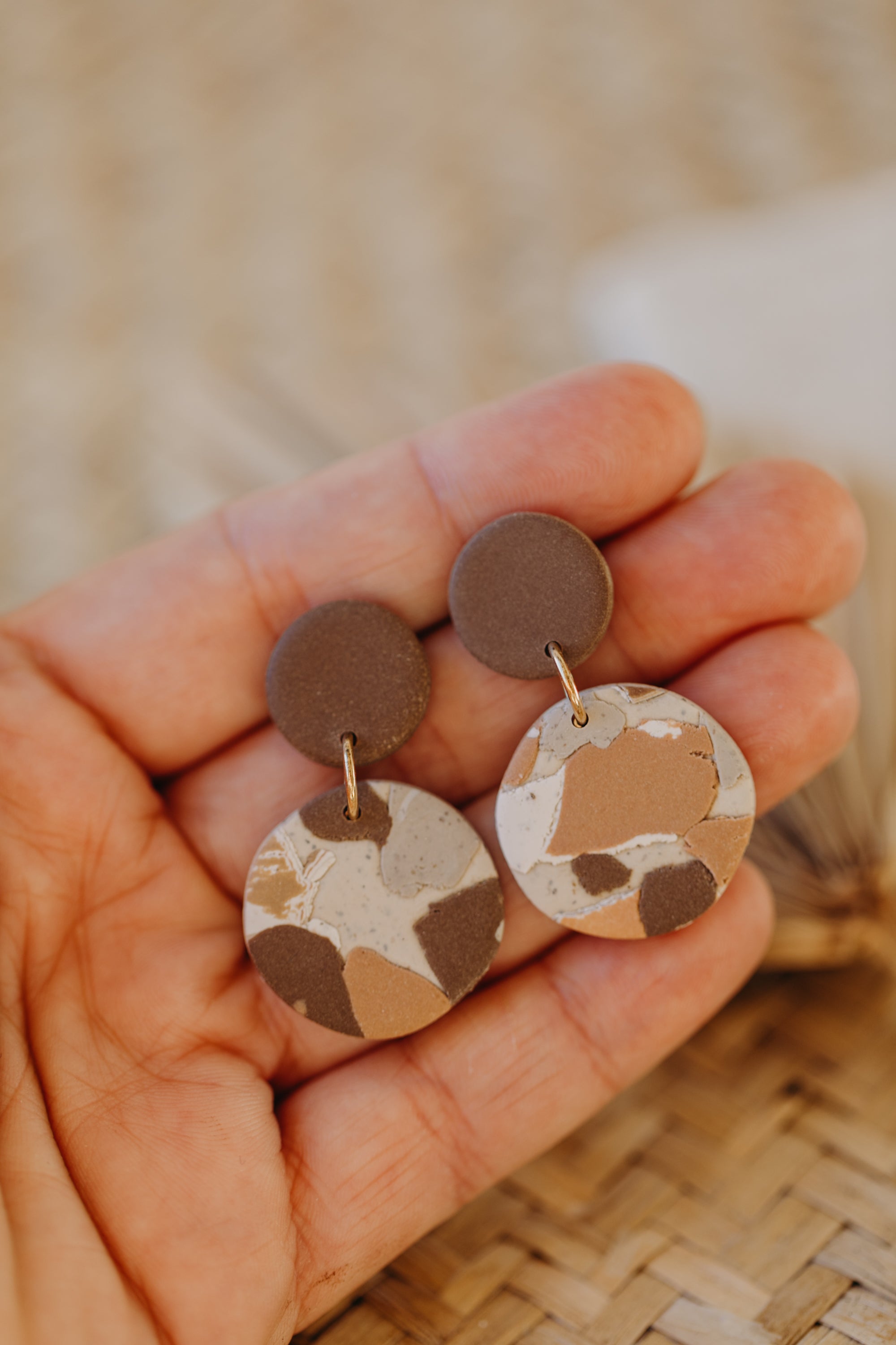 braune runde Terrazzo Ohrringe aus Polymer Ton