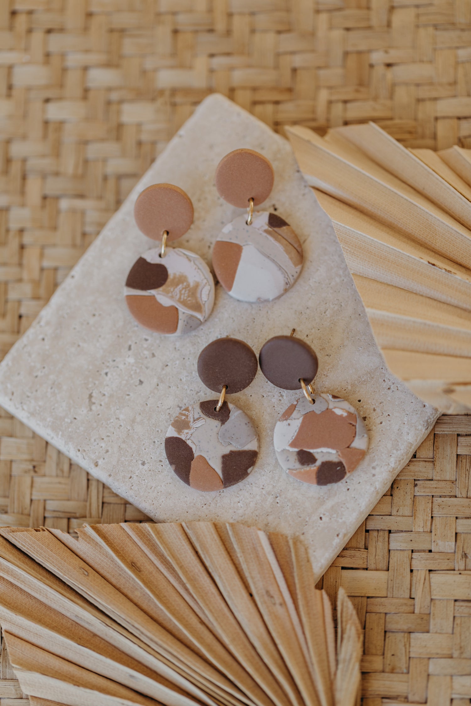 braune runde Terrazzo Ohrringe aus Polymer Ton