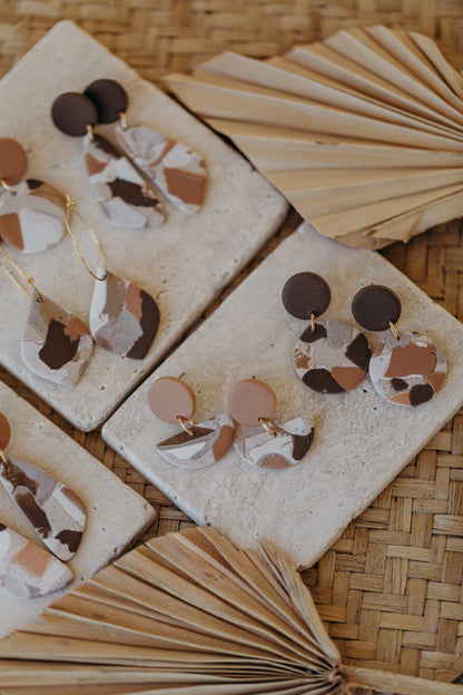 braune halbrunde Terrazzo Ohrringe aus Polymer Ton