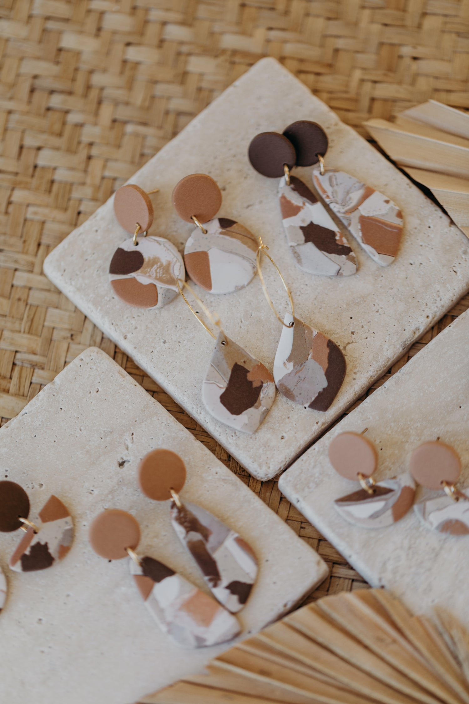 braune halbrunde Terrazzo Ohrringe aus Polymer Ton