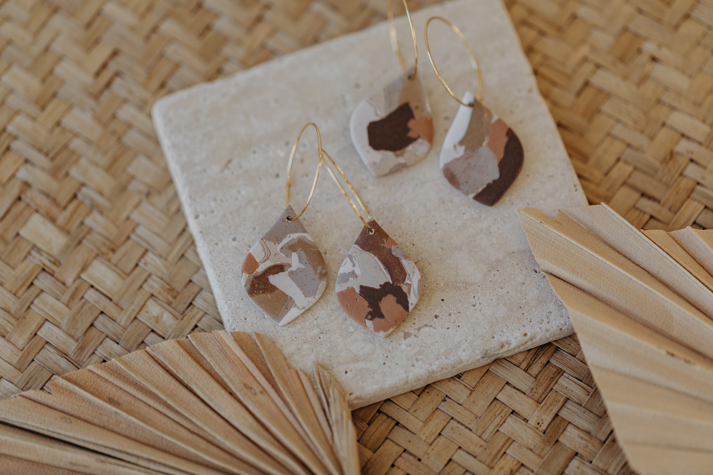 braune Terrazzo Tropfen-Ohrringe aus Polymer Ton