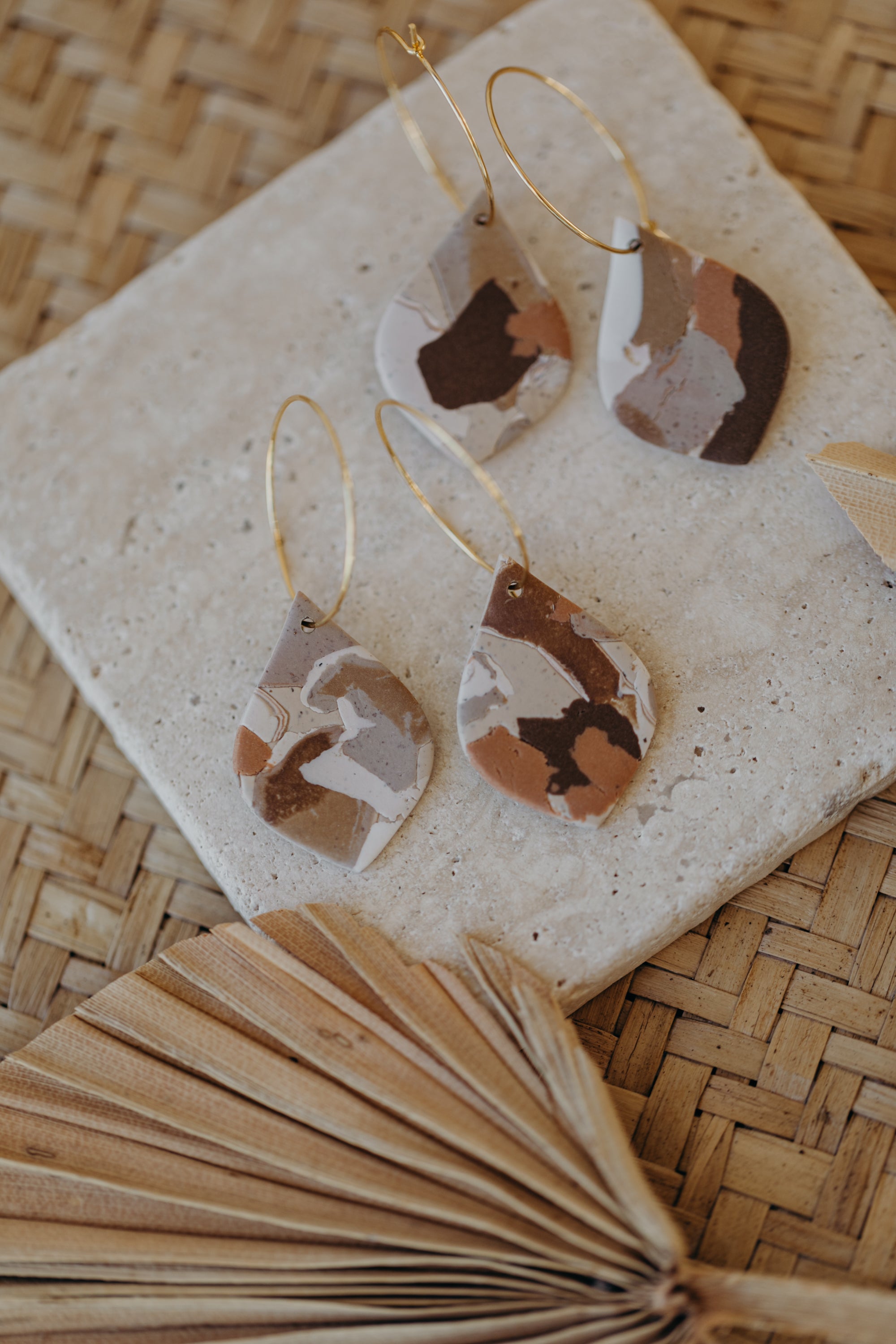 braune Terrazzo Tropfen-Ohrringe aus Polymer Ton