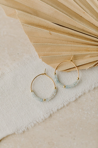 filigrane Creole aus Titan mit hellblauen Aquamarine Perlen