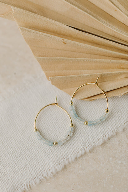 filigrane Creole aus Titan mit hellblauen Aquamarine Perlen