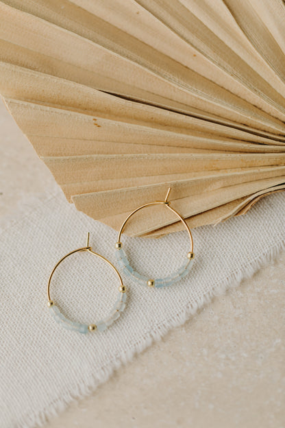 filigrane Creole aus Titan mit hellblauen Aquamarine Perlen