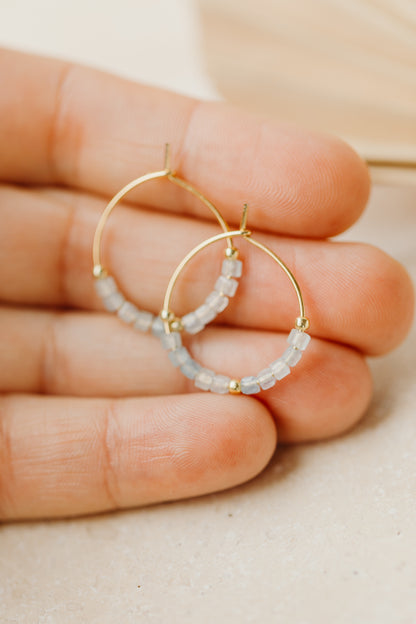 filigrane Creole aus Titan mit hellblauen Aquamarine Perlen