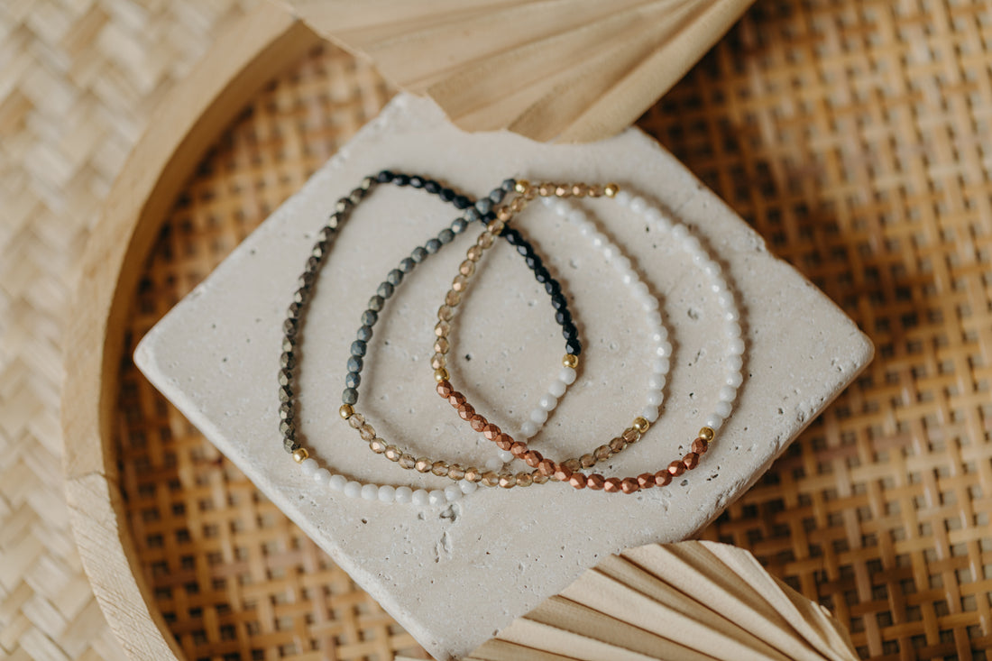 dreifarbiges Glasperlenarmband in weiß, dunkelgrün und schwarz