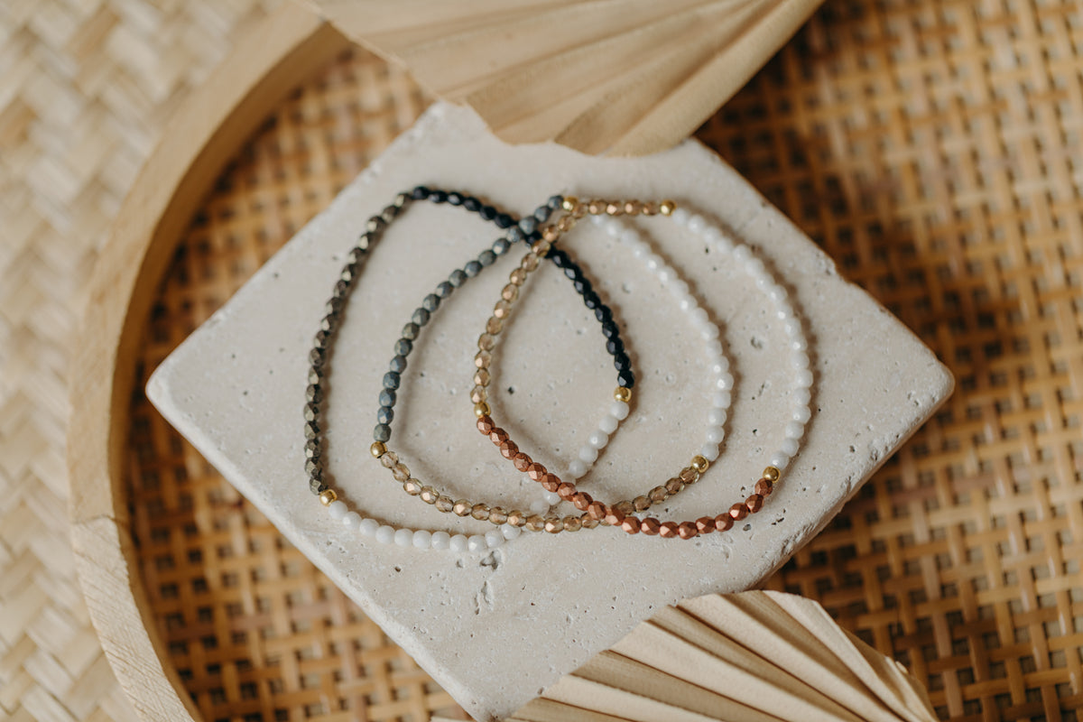 dreifarbiges Glasperlenarmband in weiß, hellbraun und mint
