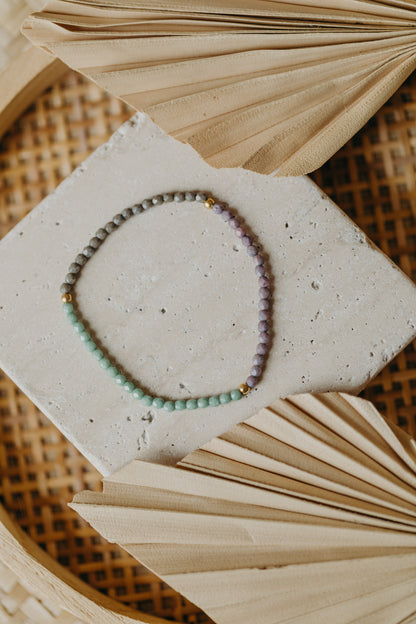 dreifarbiges Glasperlenarmband in lila, grün und grau