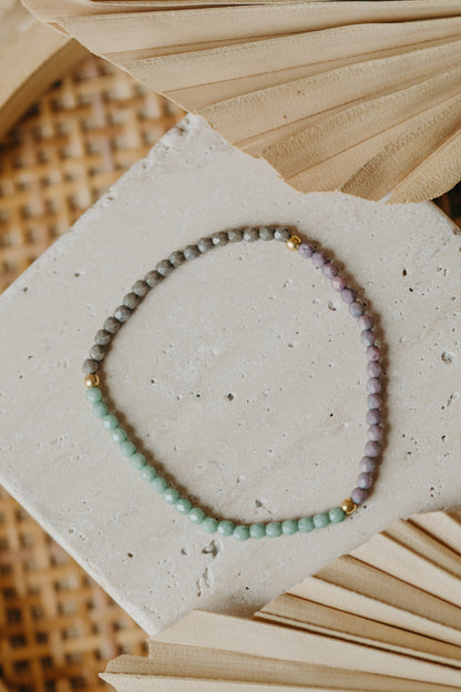 dreifarbiges Glasperlenarmband in lila, grün und grau