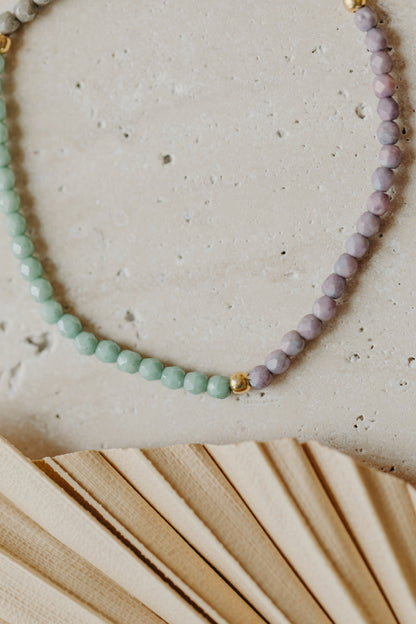 dreifarbiges Glasperlenarmband in lila, grün und grau