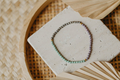 dreifarbiges Glasperlenarmband in lila, grün und grau