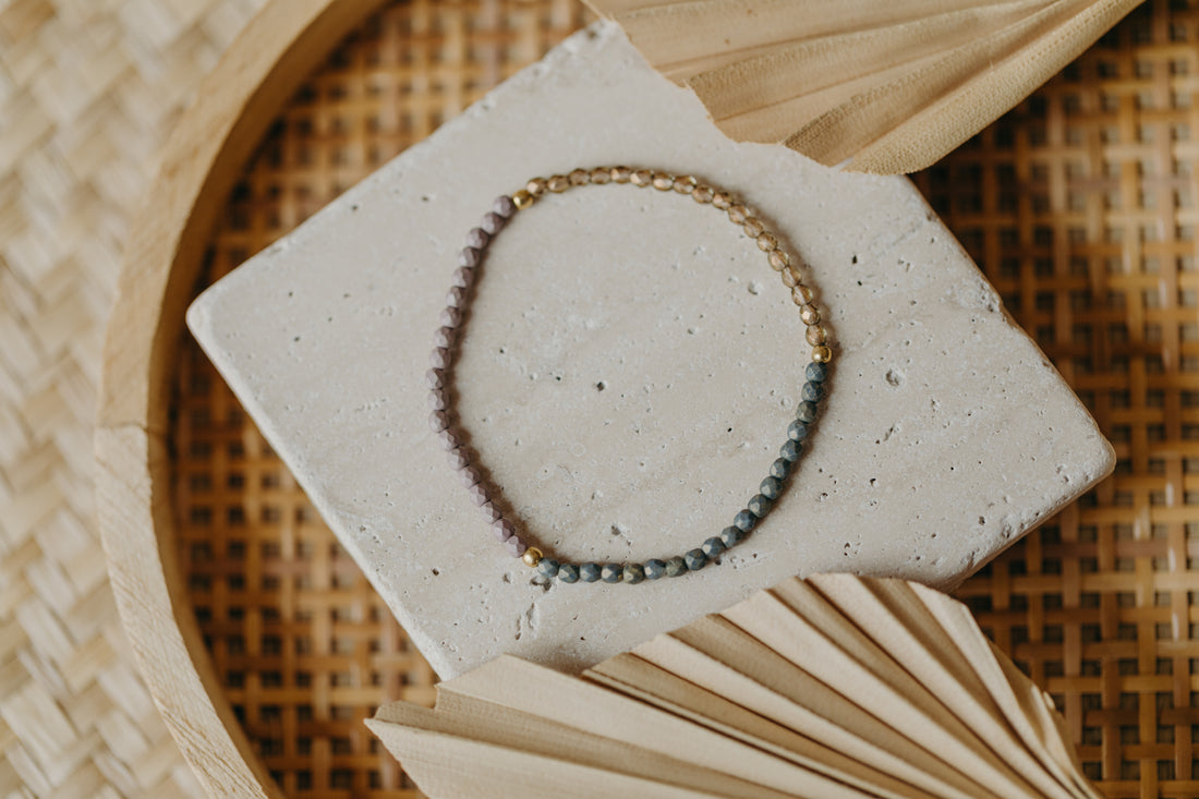 dreifarbiges Glasperlenarmband in hellbraun, lila und mint