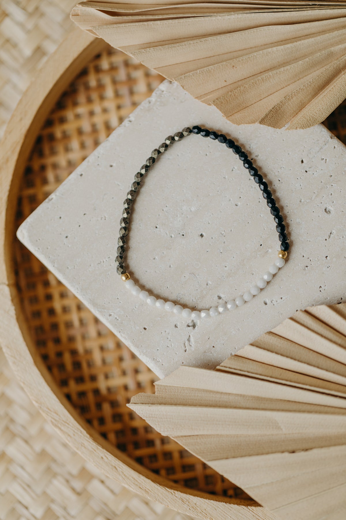 dreifarbiges Glasperlenarmband in weiß, dunkelgrün und schwarz