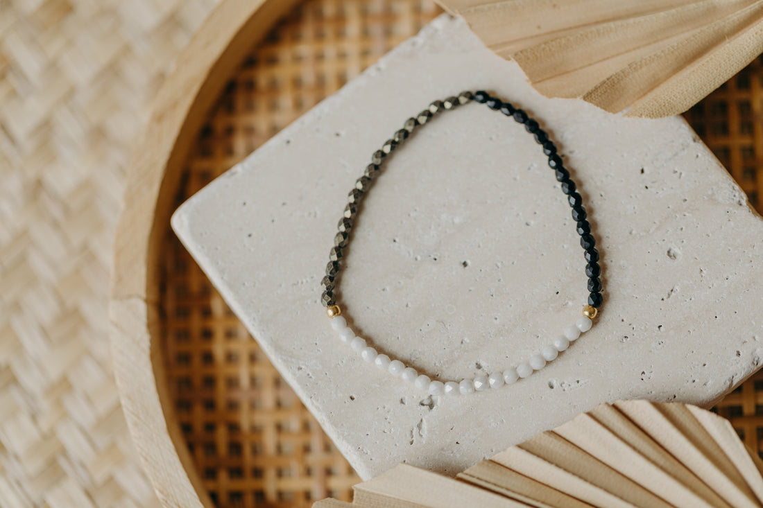 dreifarbiges Glasperlenarmband in weiß, dunkelgrün und schwarz