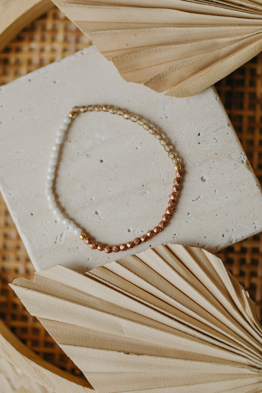 dreifarbiges Glasperlenarmband in weiß, hellbraun und kupfer