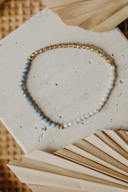 dreifarbiges Glasperlenarmband in weiß, hellbraun und blau