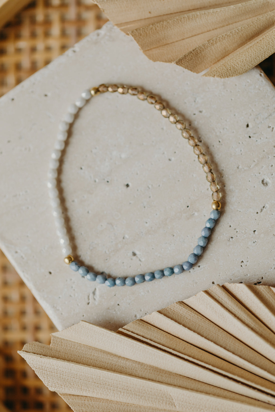 dreifarbiges Glasperlenarmband in weiß, hellbraun und blau