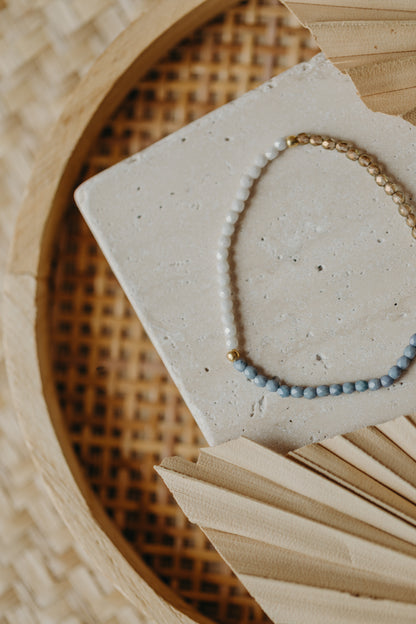 dreifarbiges Glasperlenarmband in weiß, hellbraun und blau