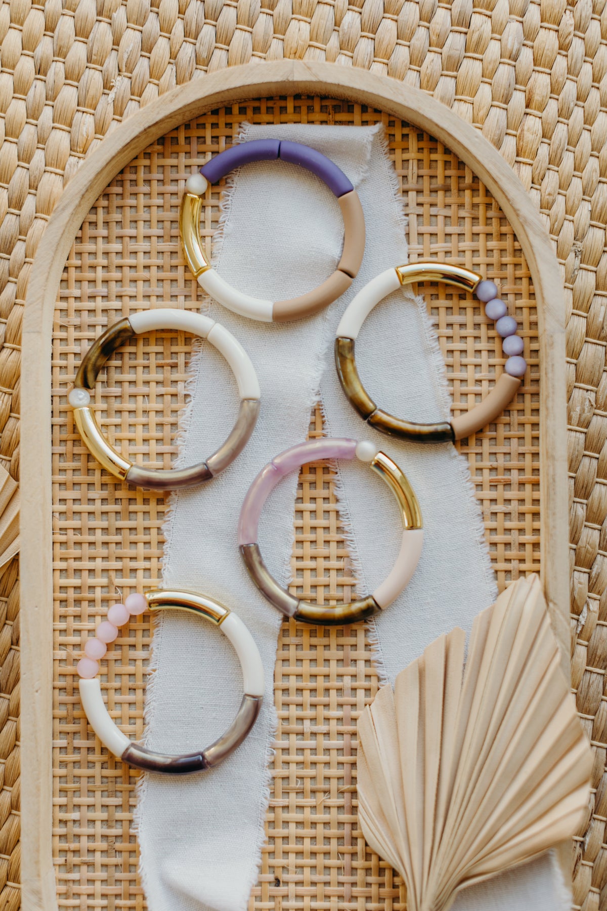 Perlenarmband 057 mit Tube Perlen in Gold, Hellbraun, Lila und Weiß