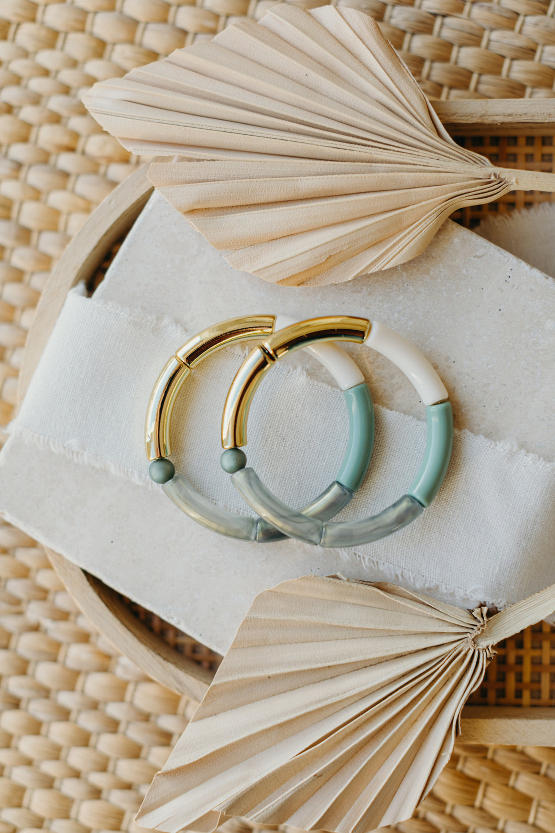 Pearl bracelet with tube pearls in gold, cream and mint