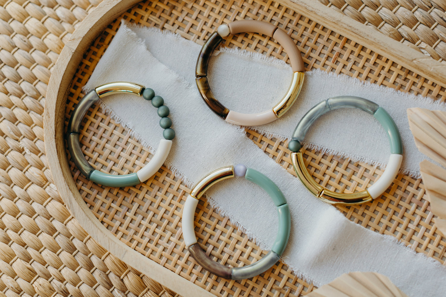 Pearl bracelet with tube pearls in gold, cream and mint