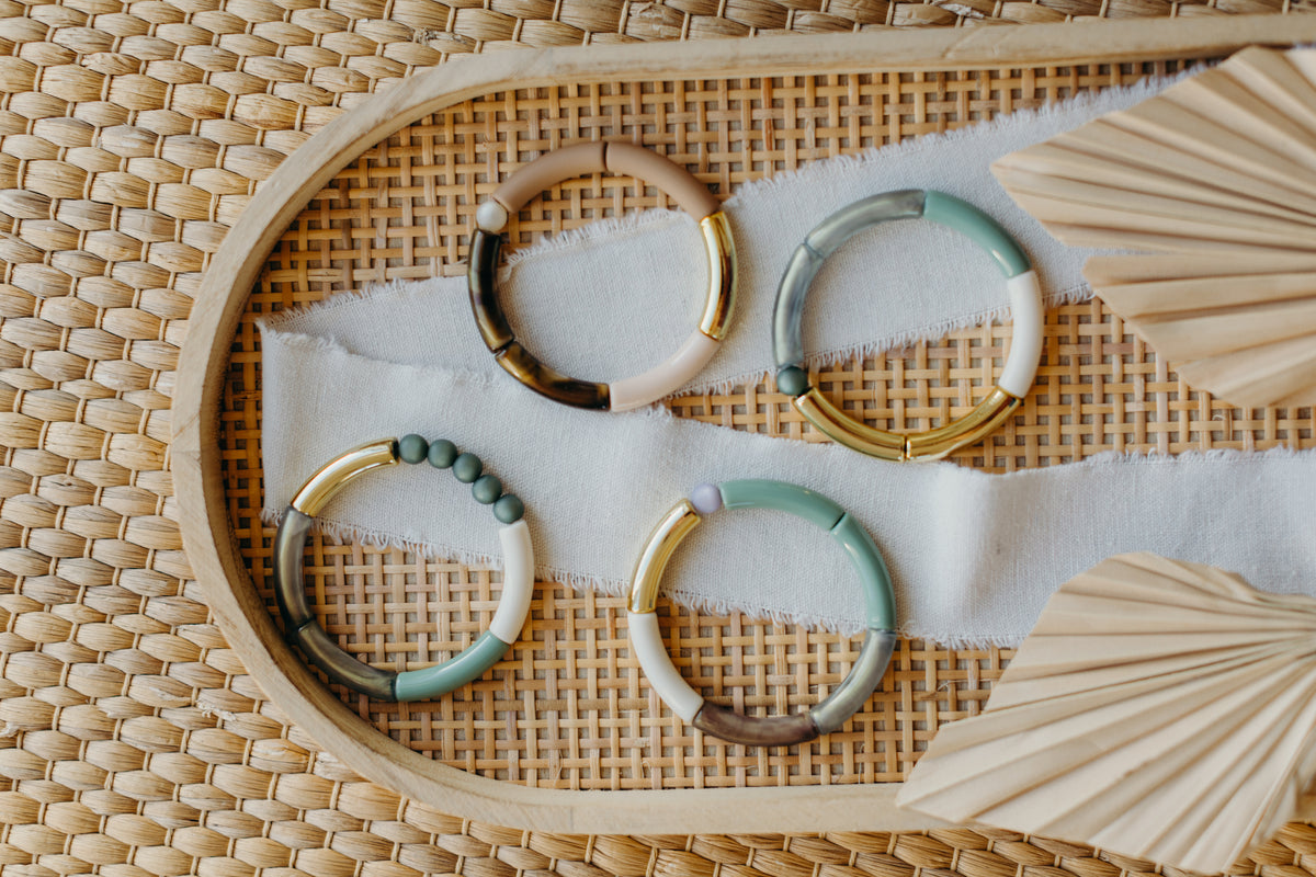 Perlenarmband 050 mit Tube Perlen in Gold, Braun, Creme und Mint