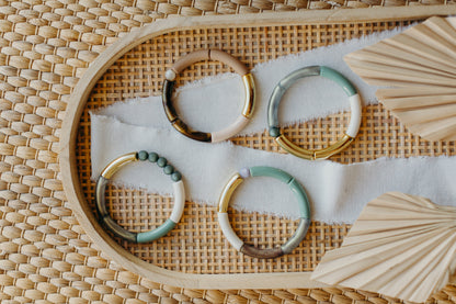 Perlenarmband 050 mit Tube Perlen in Gold, Braun, Creme und Mint