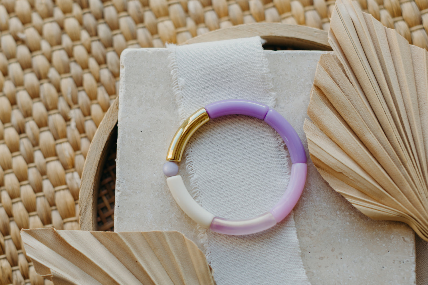 Perlenarmband mit Tube Perlen in Gold, Violett und Lila
