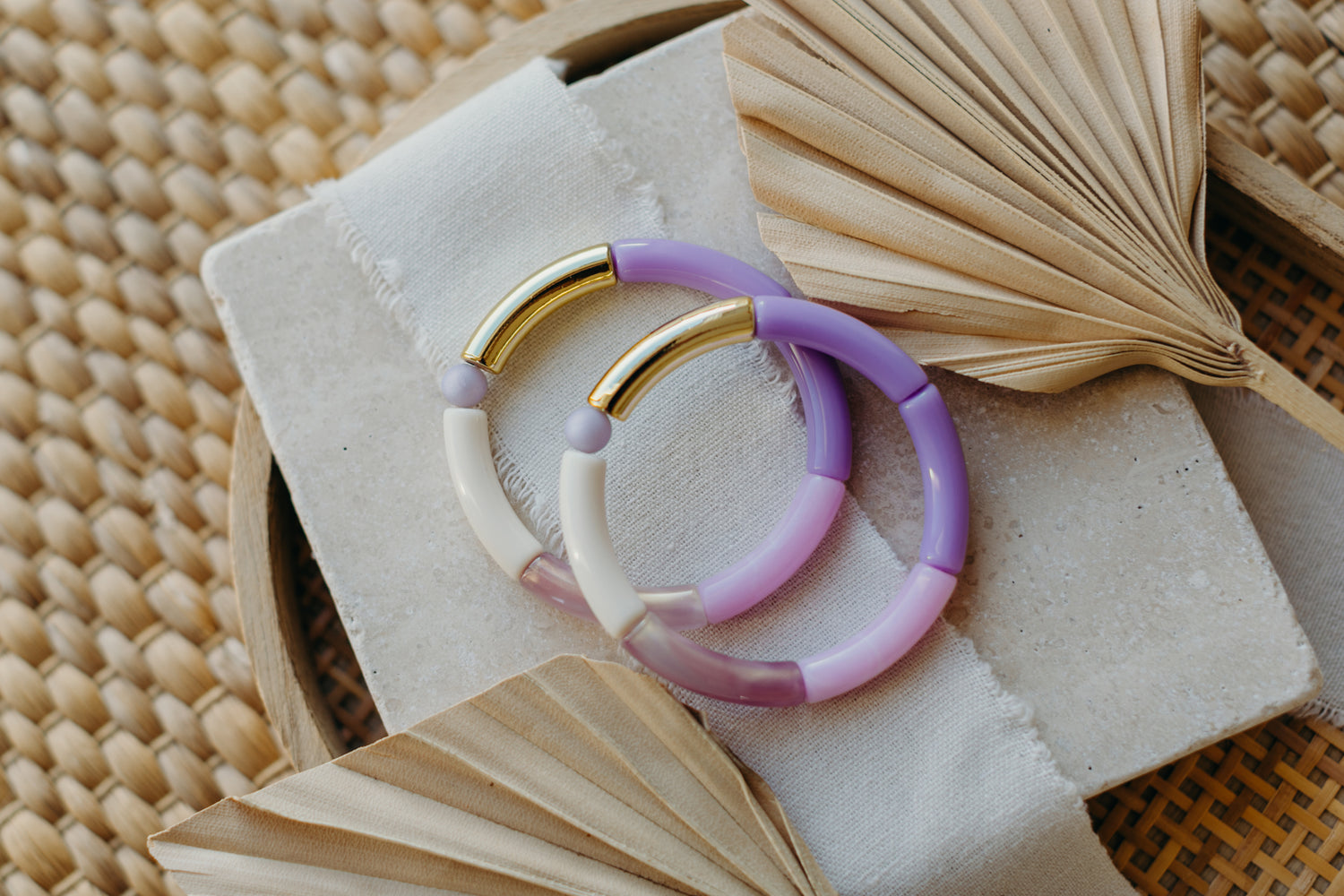 Perlenarmband mit Tube Perlen in Gold, Violett und Lila