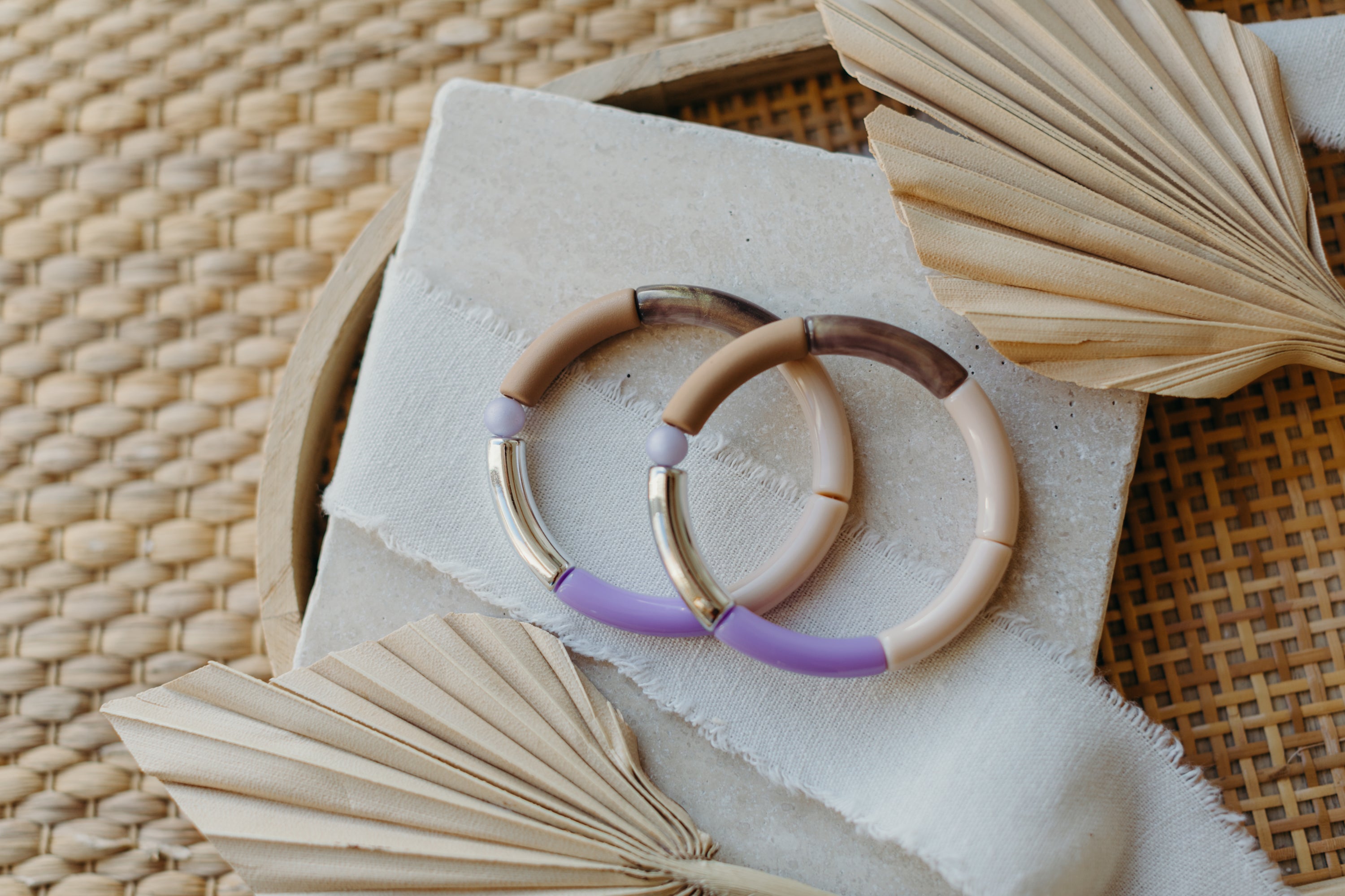 Perlenarmband mit Tube Perlen in  Silber, braun-glänzend, Creme und Lila