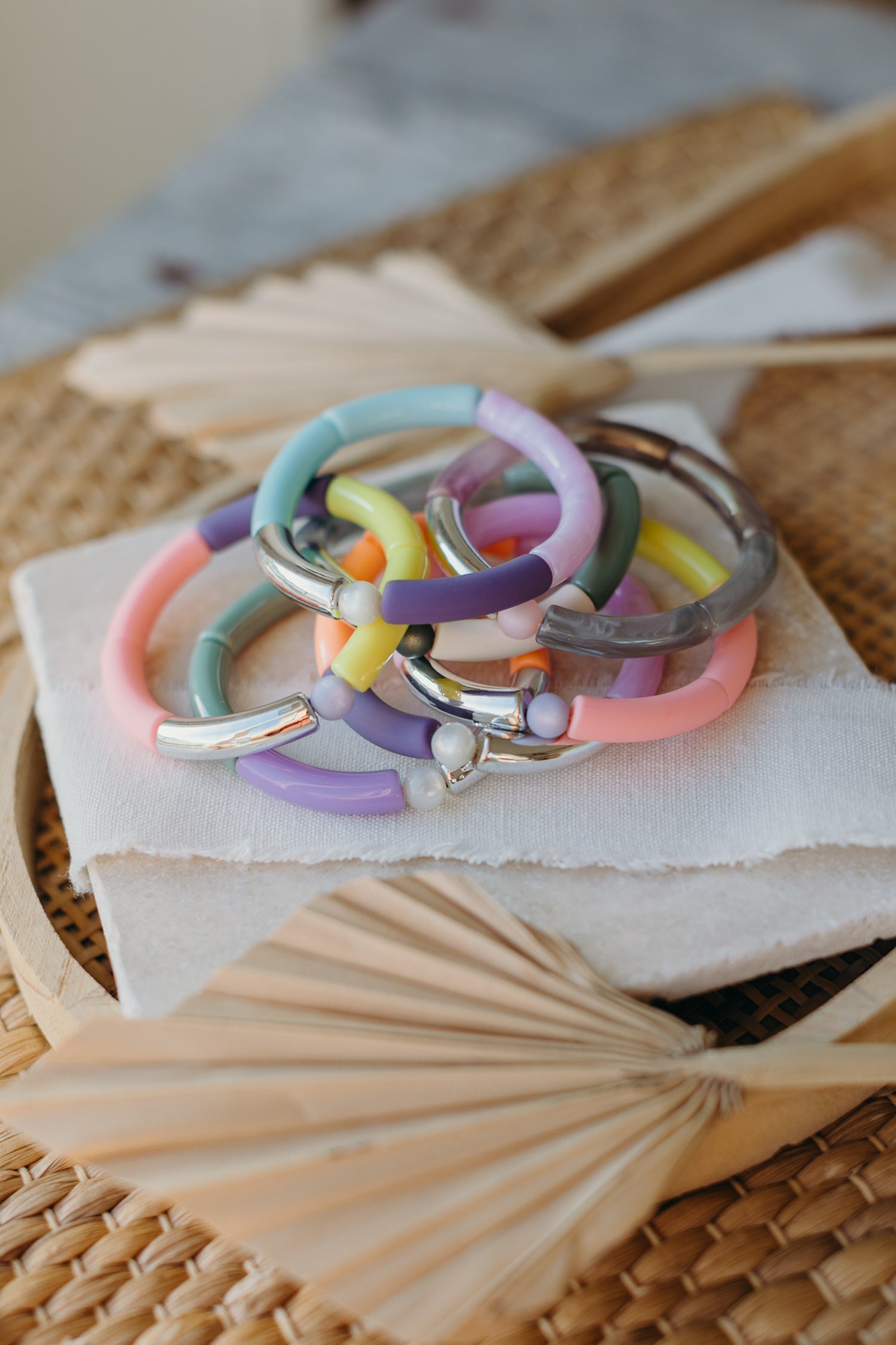 Perlenarmband mit Tube Perlen in  Silber, braun-glänzend, Creme und Lila