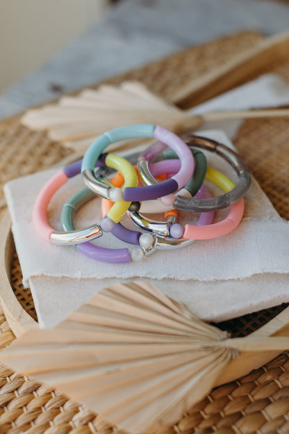 Perlenarmband mit Tube Perlen in  Silber, braun-glänzend, Creme und Lila