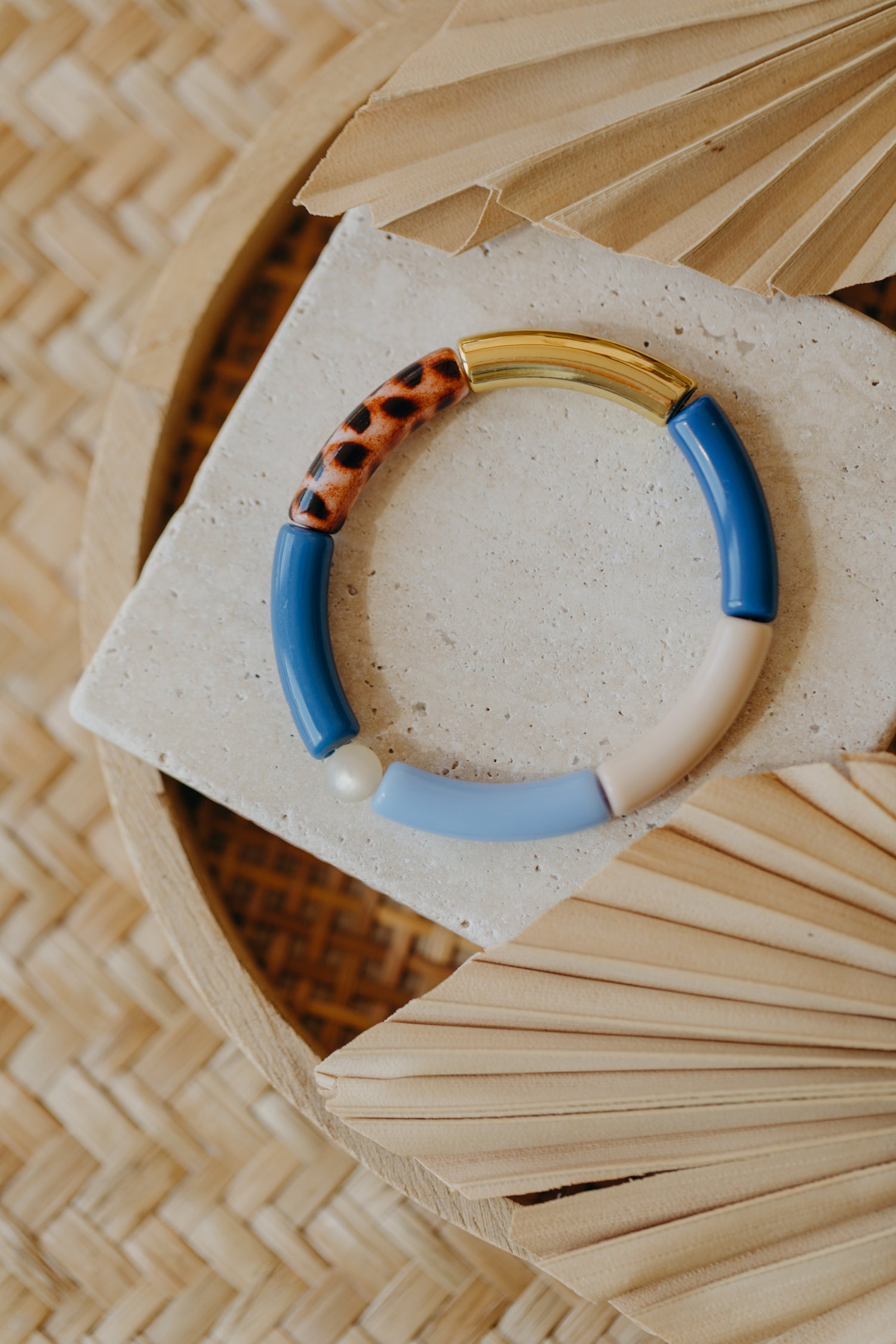 Perlenarmband 002 mit Tube Perlen in Gold, Beige, Hell- &amp; Dunkelblau und Print