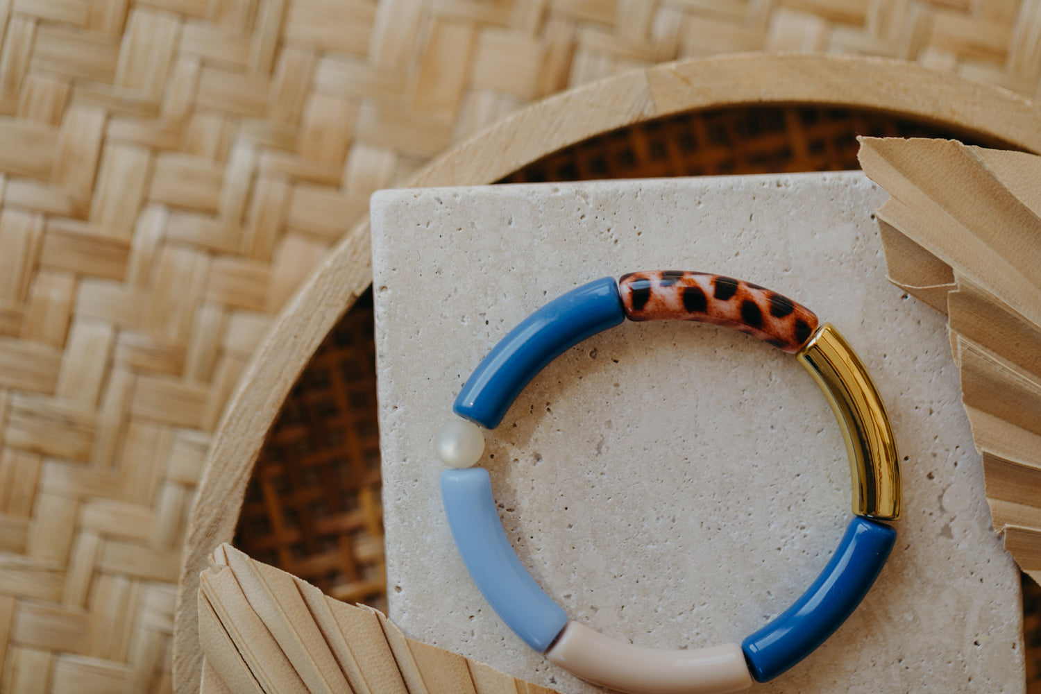 Perlenarmband 002 mit Tube Perlen in Gold, Beige, Hell- &amp; Dunkelblau und Print