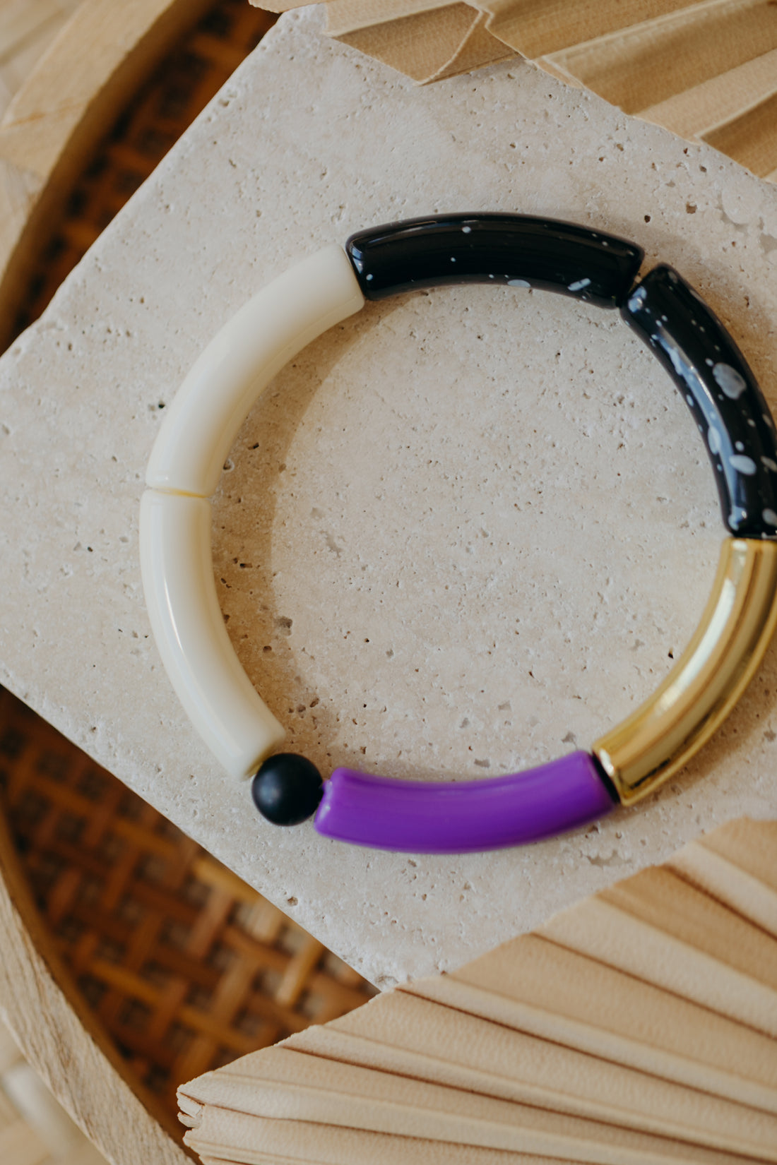 Perlenarmband 003 mit Tube Perlen in Gold, Creme, Lila und Schwarz