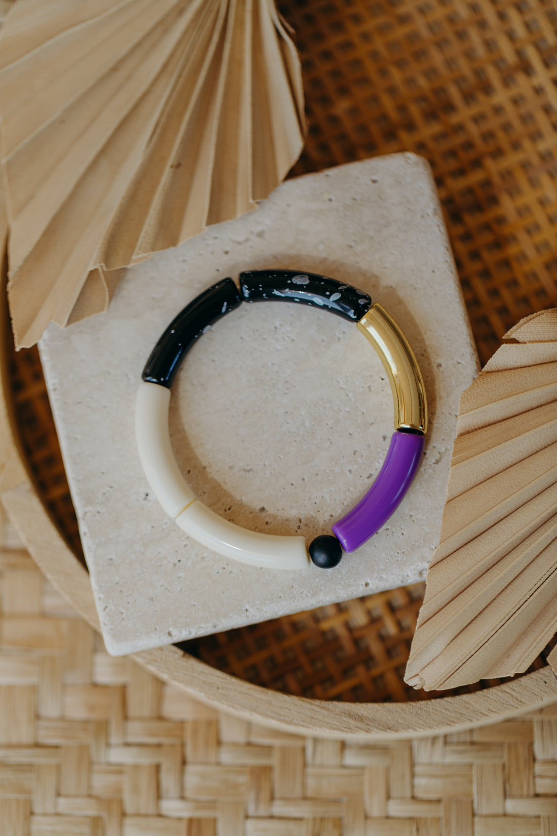 Perlenarmband 003 mit Tube Perlen in Gold, Creme, Lila und Schwarz