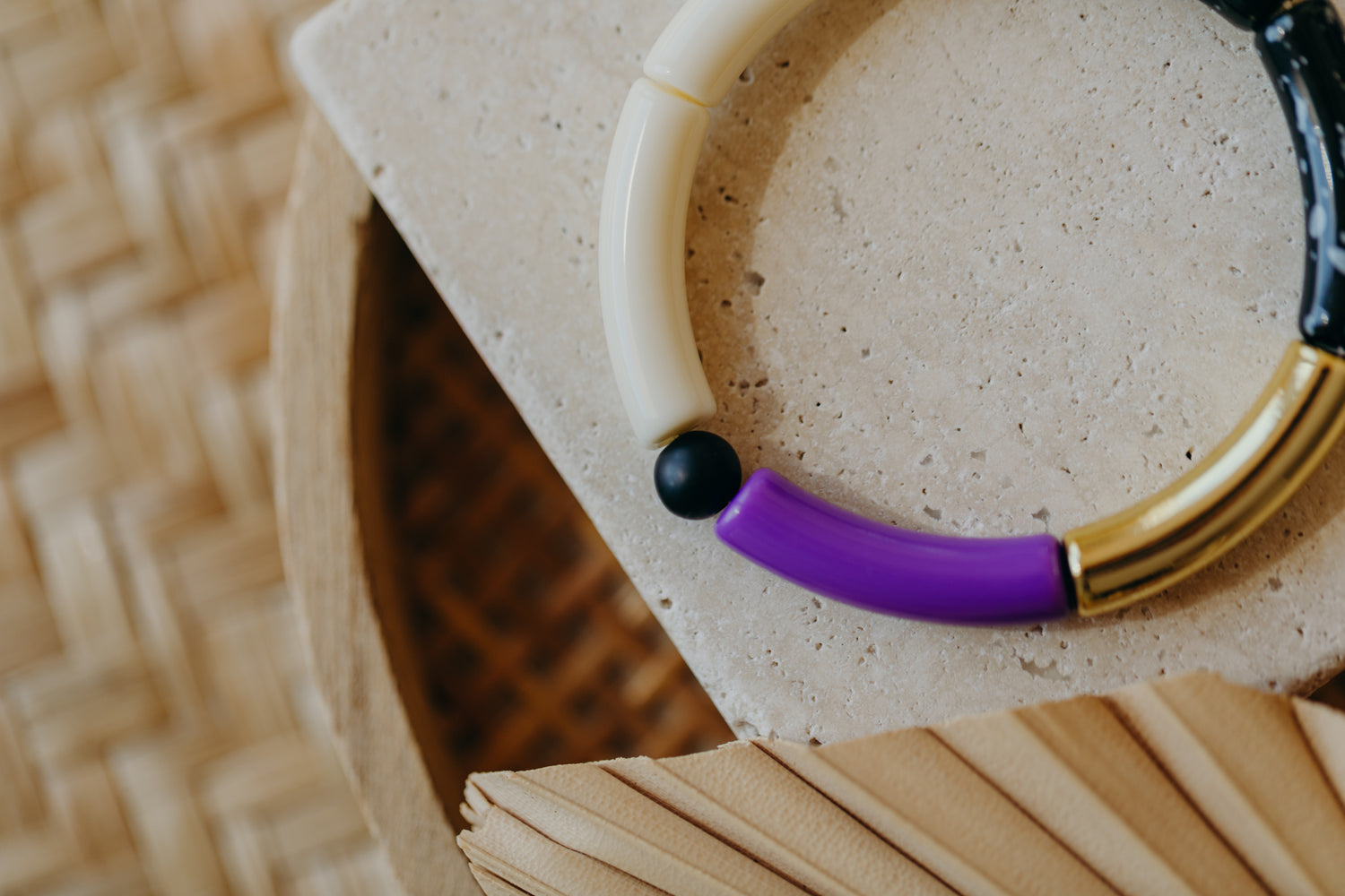 Perlenarmband 003 mit Tube Perlen in Gold, Creme, Lila und Schwarz