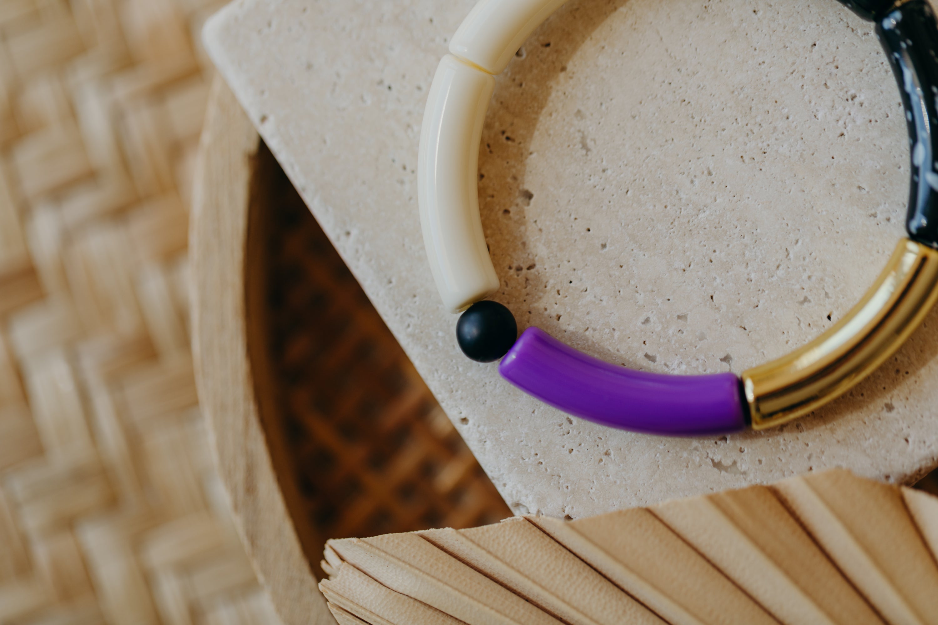 Perlenarmband 003 mit Tube Perlen in Gold, Creme, Lila und Schwarz