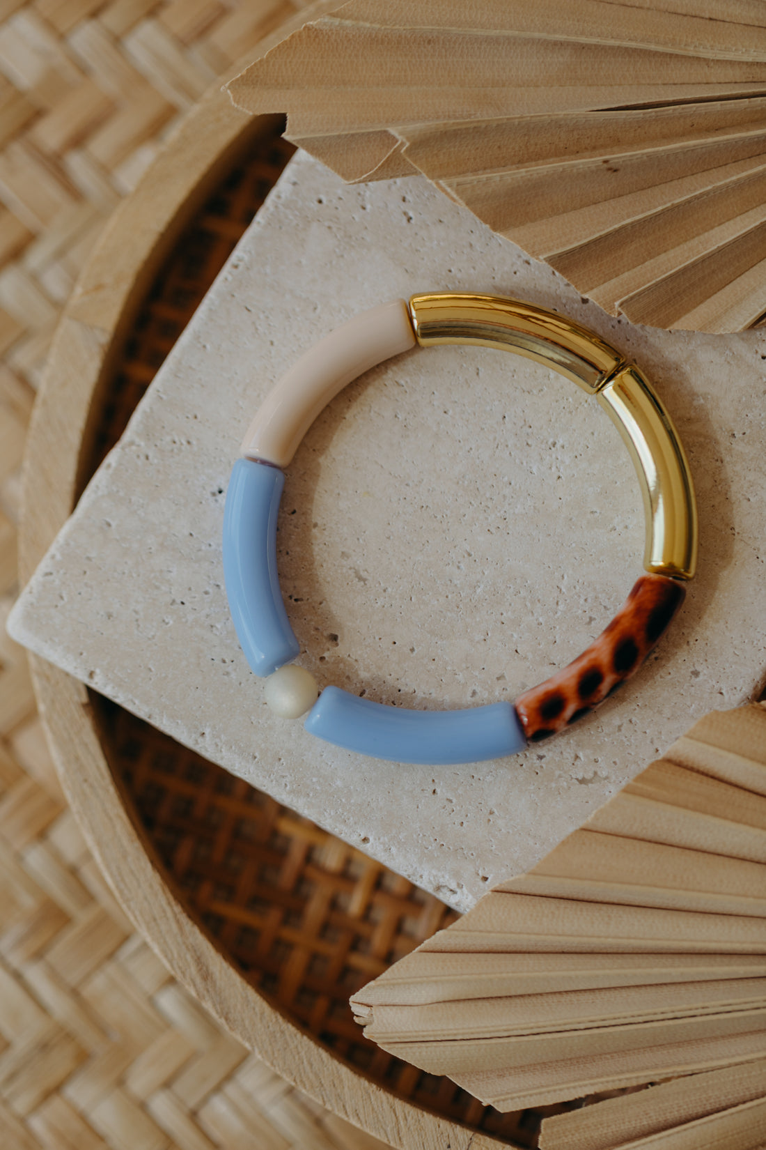 Perlenarmband 006 mit Tube Perlen in Gold, Beige, Hellblau und Print