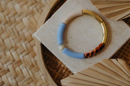 Perlenarmband 006 mit Tube Perlen in Gold, Beige, Hellblau und Print