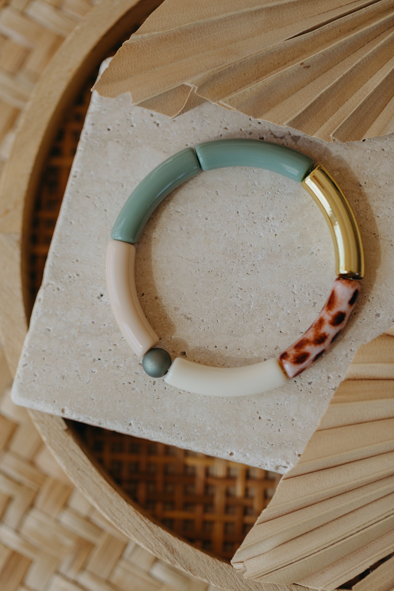 Perlenarmband 008 mit Tube Perlen in Gold, Creme, Beige, Grün und Print