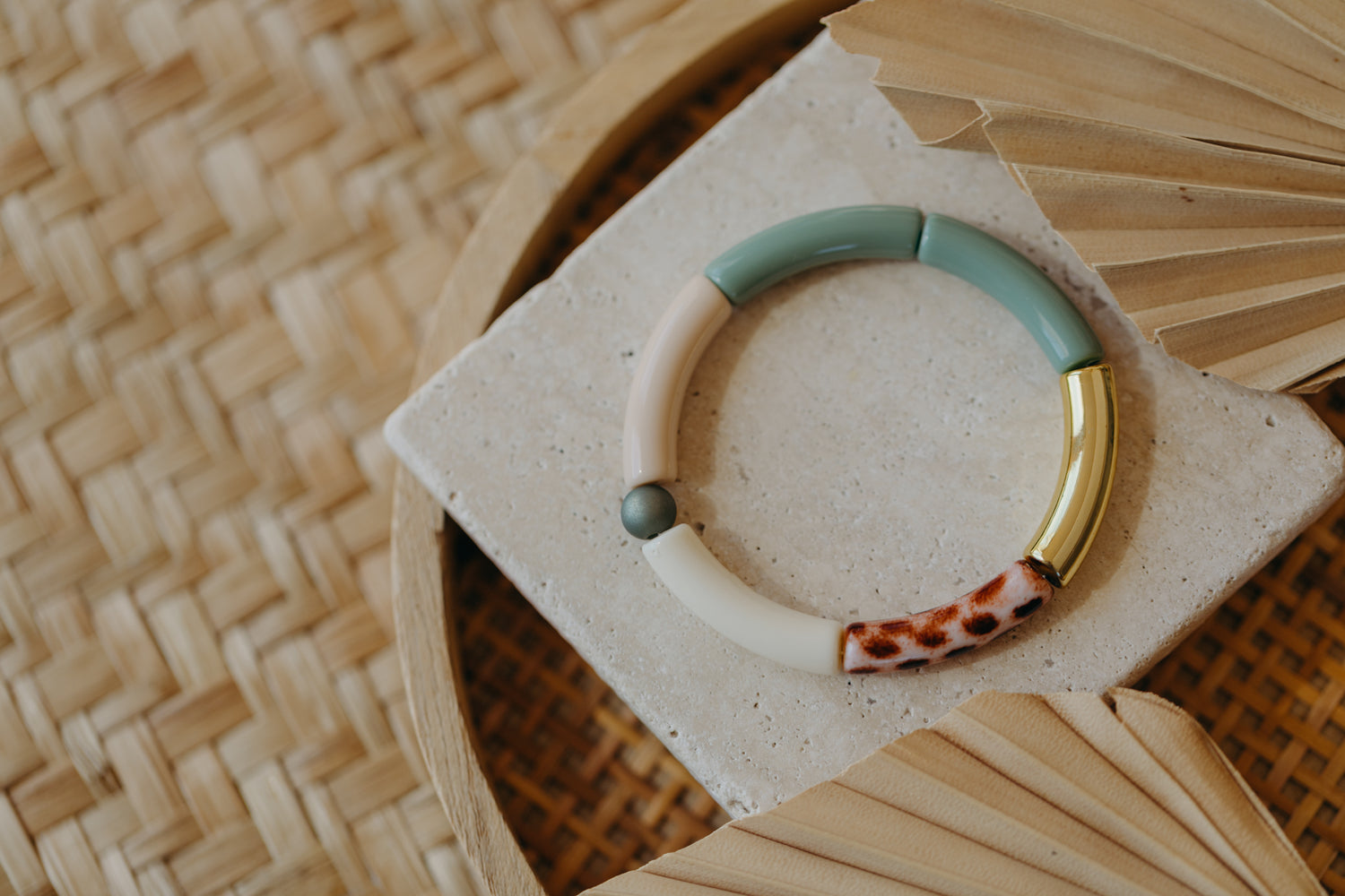 Perlenarmband 008 mit Tube Perlen in Gold, Creme, Beige, Grün und Print