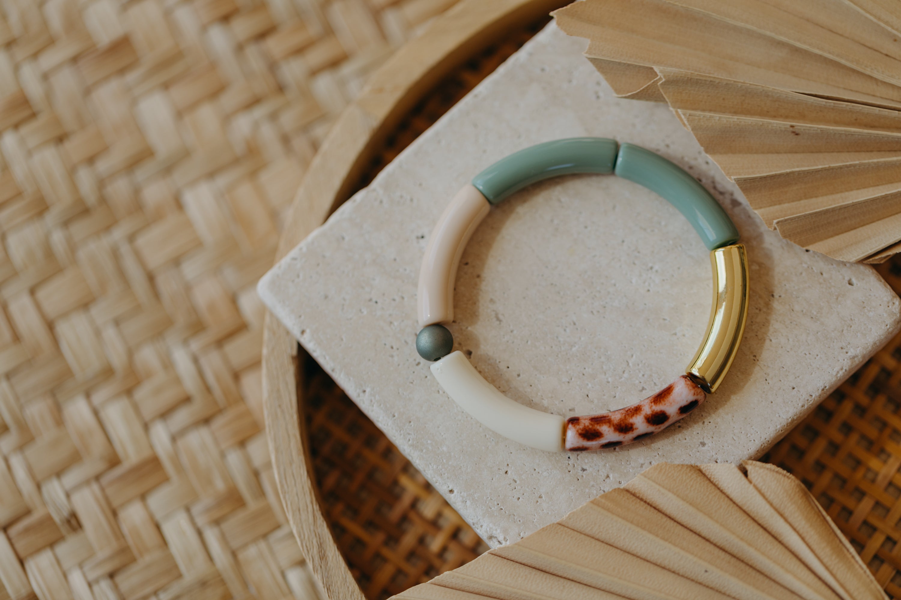 Perlenarmband 008 mit Tube Perlen in Gold, Creme, Beige, Grün und Print