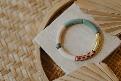 Perlenarmband 008 mit Tube Perlen in Gold, Creme, Beige, Grün und Print