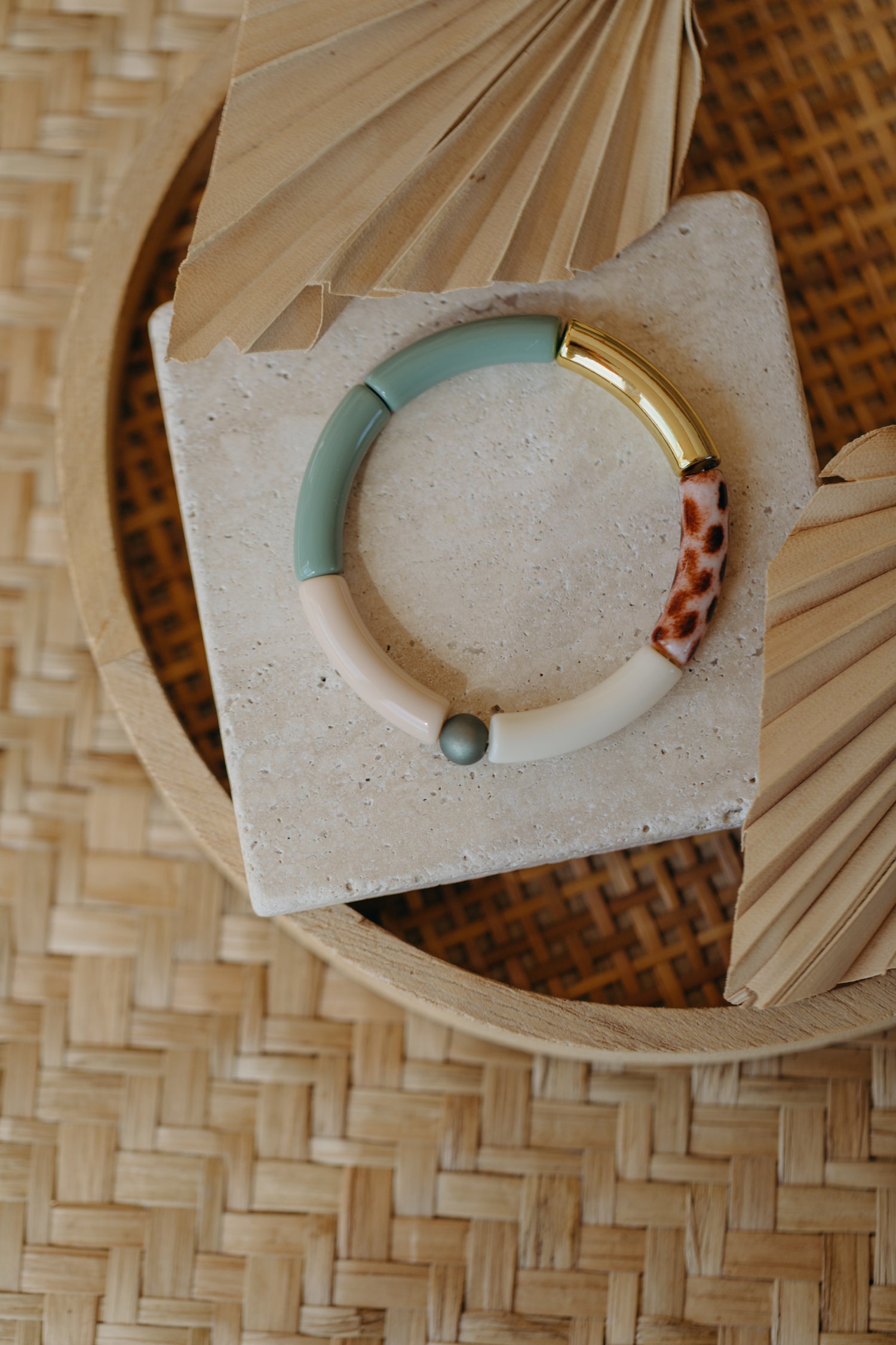 Perlenarmband 008 mit Tube Perlen in Gold, Creme, Beige, Grün und Print