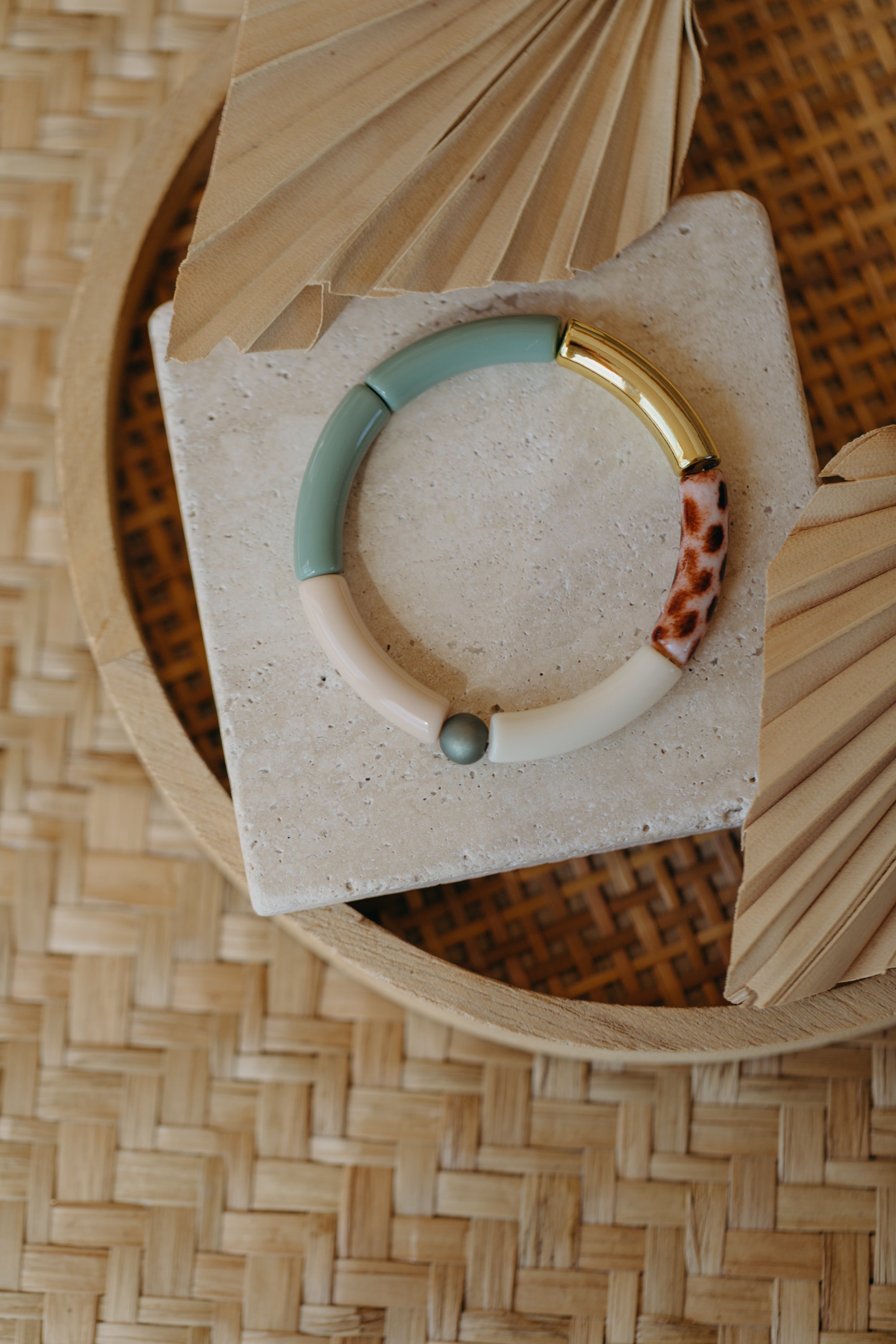 Perlenarmband 008 mit Tube Perlen in Gold, Creme, Beige, Grün und Print